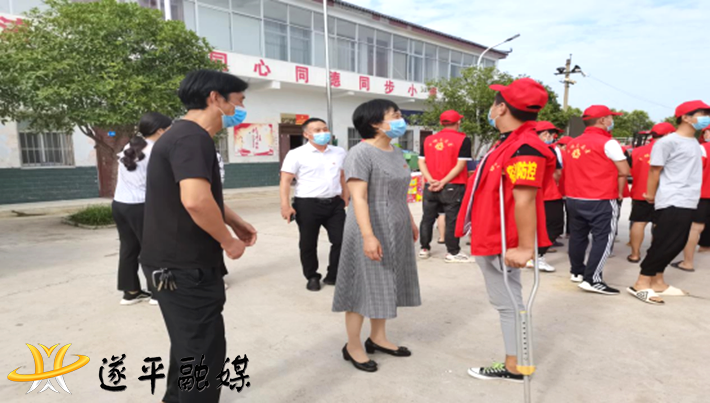 驻马店市妇联深入遂平县褚堂街道于楼社区看望慰问疫情防控志愿者463.png