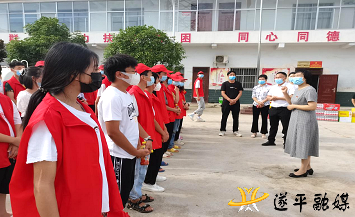 驻马店市妇联深入遂平县褚堂街道于楼社区看望慰问疫情防控志愿者597.png