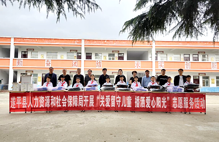 遂平县人社局举办爱心书包捐赠活动(1)135_副本.png 遂平县人社局举办爱心书包捐赠活动(1)135_副本.png