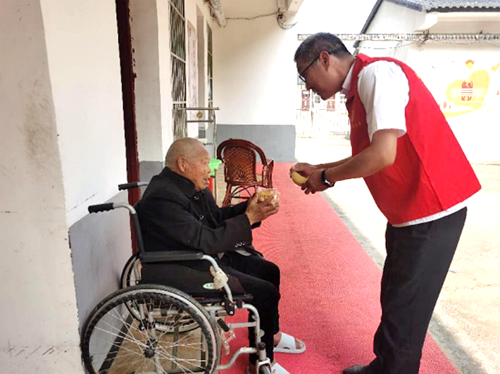 遂平公交开展关爱老人志愿服务活动451.png 遂平公交开展关爱老人志愿服务活动451.png