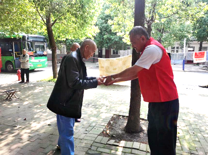 遂平公交开展关爱老人志愿服务活动450.png 遂平公交开展关爱老人志愿服务活动450.png