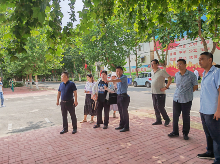 县委宣传部 县文明办负责人带领有关人员到西平县于营村考察和美乡村文明家园。116.png