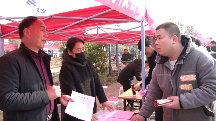 2024-3-7遂平：招聘活动进家门 春风送岗到身边.mp4_000331.340_副本.jpg