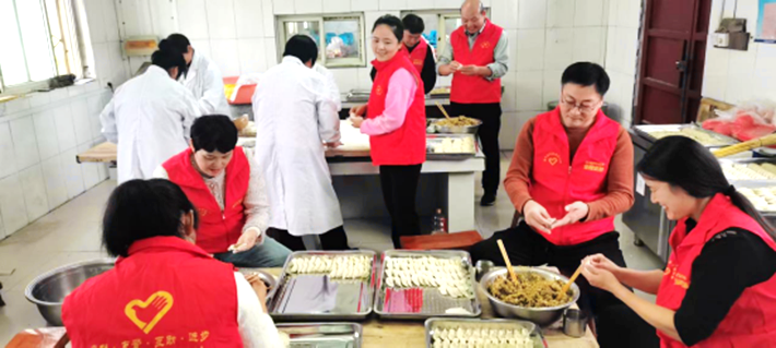 遂平县嵖岈山镇：重阳饺香传情暖夕阳 过节健康科普护安康357.png