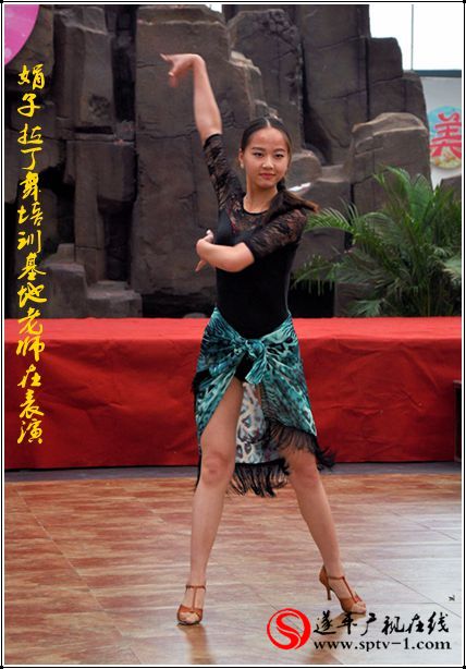 娟子拉丁舞培训基地举办暑期汇报演出