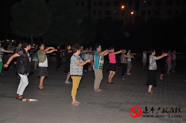 2014年遂平县全民健身广场舞大赛举行