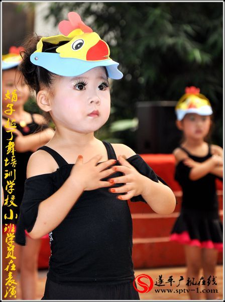 娟子拉丁舞培训基地举办暑期汇报演出