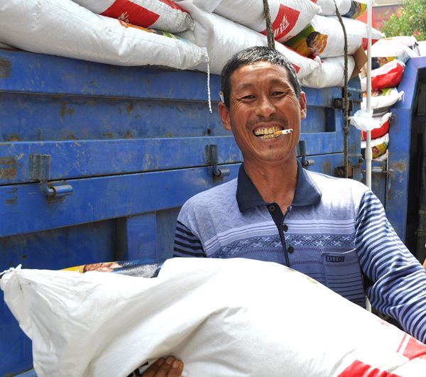 实施农资公益助农 惠及当地农民群众