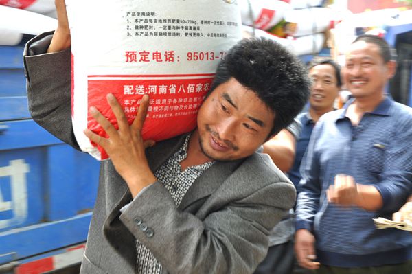 实施农资公益助农 惠及当地农民群众