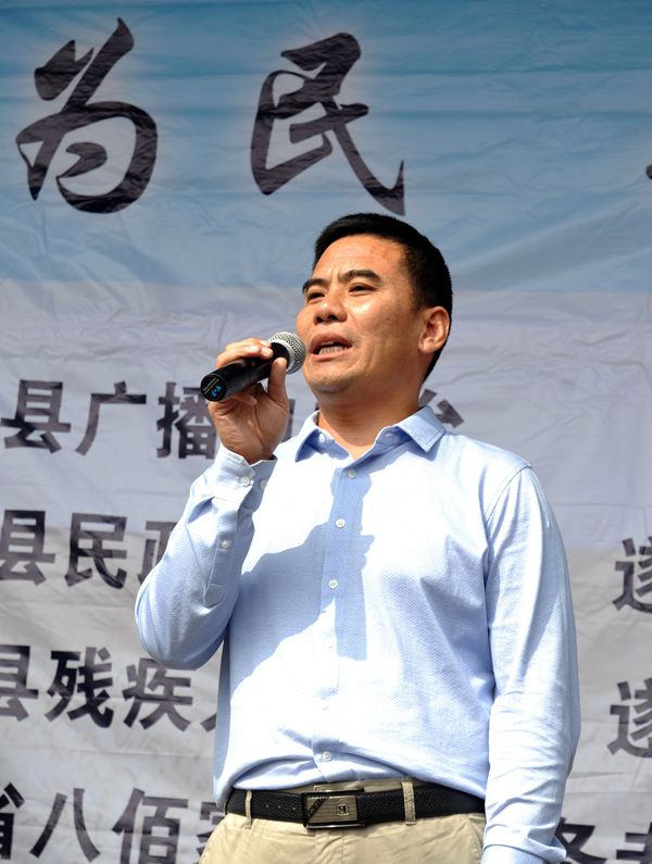 实施农资公益助农 惠及当地农民群众