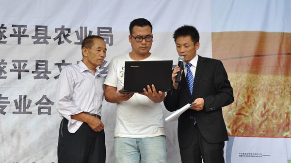 实施农资公益助农 惠及当地农民群众