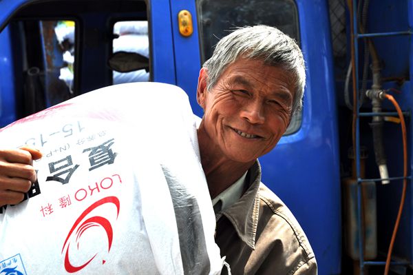 实施农资公益助农 惠及当地农民群众