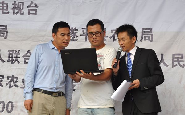 实施农资公益助农 惠及当地农民群众