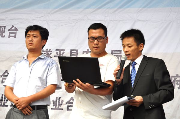 实施农资公益助农 惠及当地农民群众