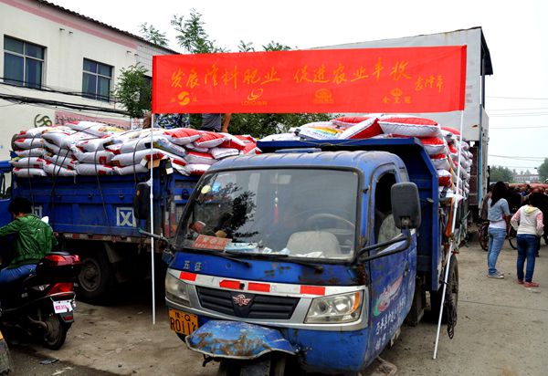 实施农资公益助农 惠及当地农民群众