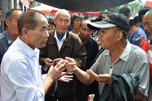 实施农资公益助农 惠及当地农民群众