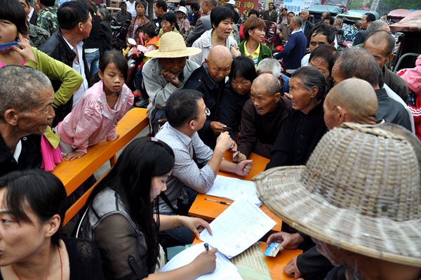 实施农资公益助农 惠及当地农民群众