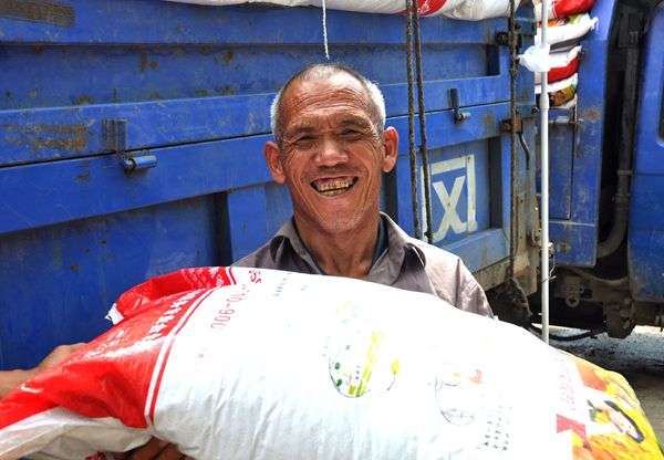 实施农资公益助农 惠及当地农民群众