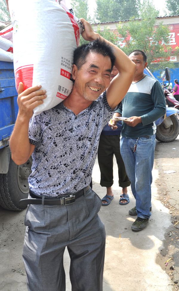 实施农资公益助农 惠及当地农民群众