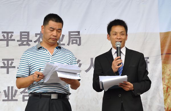 实施农资公益助农 惠及当地农民群众