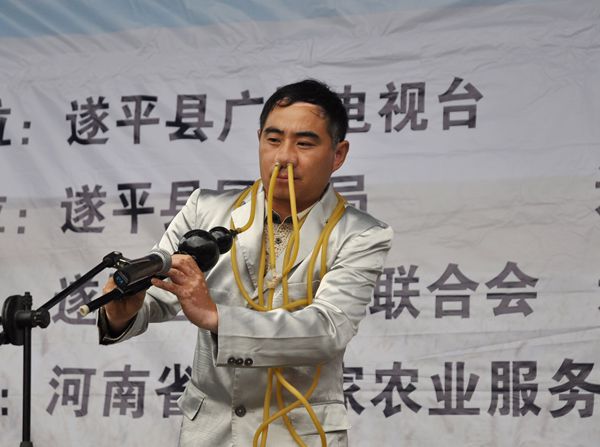 实施农资公益助农 惠及当地农民群众