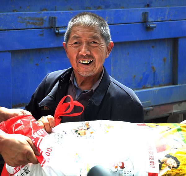 实施农资公益助农 惠及当地农民群众