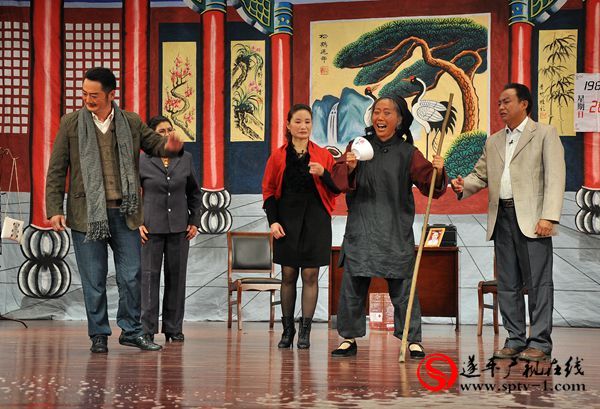 现代戏《打碗记》在我县公演