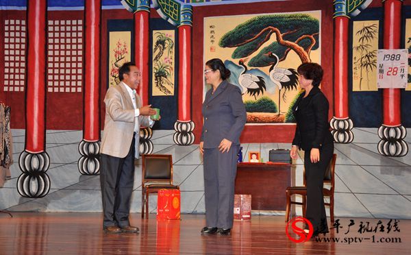 现代戏《打碗记》在我县公演