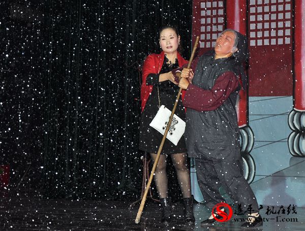 现代戏《打碗记》在我县公演