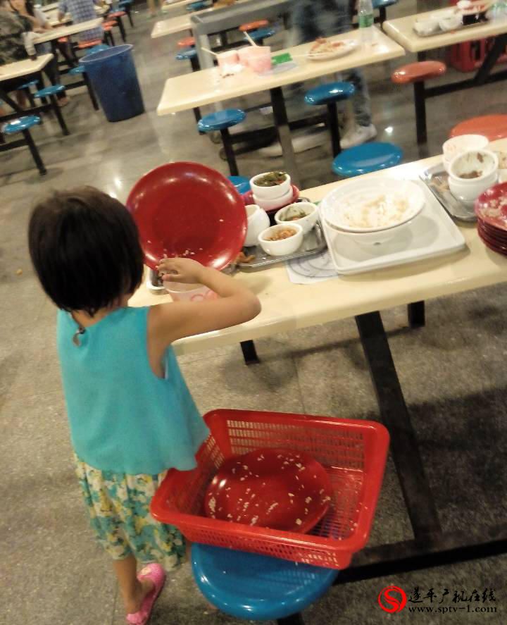 6岁女童高校食堂收剩饭盘子 大学生惭愧