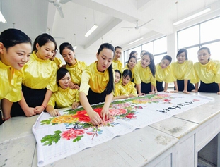 高校淑女班“别样”军训 穿高跟鞋学剪纸