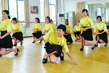 高校淑女班“别样”军训 穿高跟鞋学剪纸