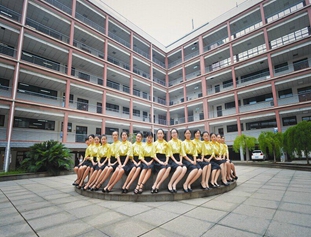 高校淑女班“别样”军训 穿高跟鞋学剪纸
