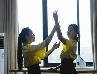 高校淑女班“别样”军训 穿高跟鞋学剪纸