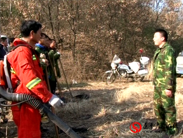 遂平县人武部组织民兵筑起山林“防火墙”