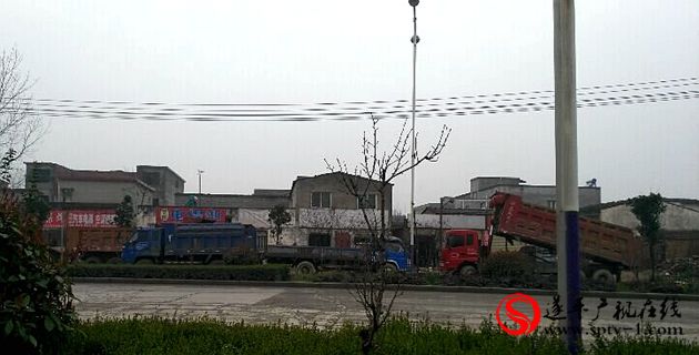 遂平西关大道北段的修车店长期占用公共道路