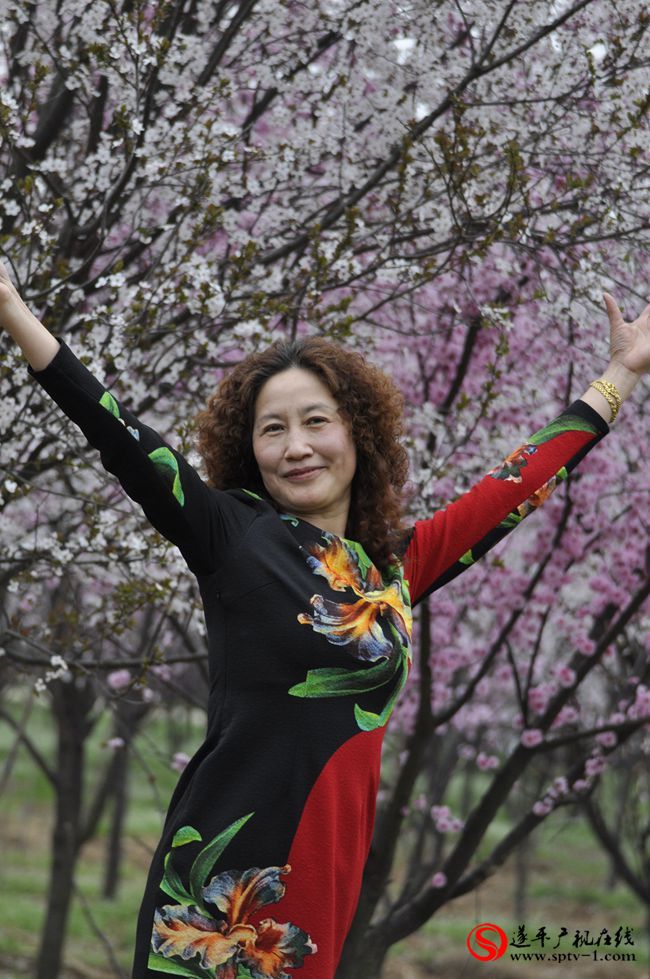 遂平：春天百花开 游客赏花来