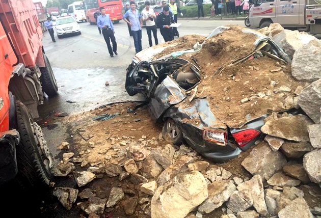 信阳奥迪车碰撞渣土车瞬间被掩埋 现场惨不忍睹