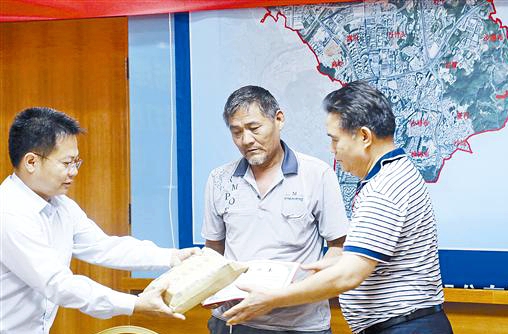 深圳市见义勇为基金会奖励李到信15万元并颁发证书