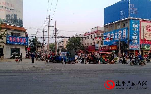 微投诉：西关路口 小贩占道经营妨碍通行