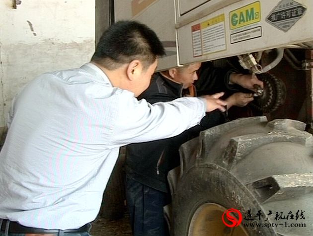 遂平:检修农机 备战三夏