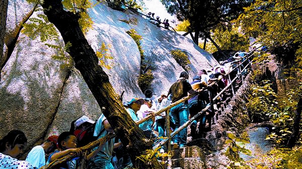 嵖岈山景区：五一小长假 再创游客高峰