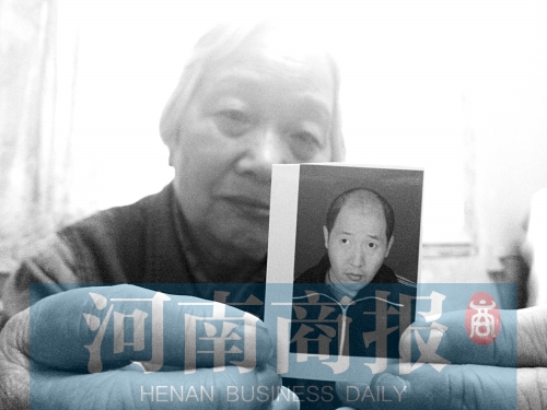 77岁母亲郑州街头寻子 怕儿子半夜敲门晚上睡客厅