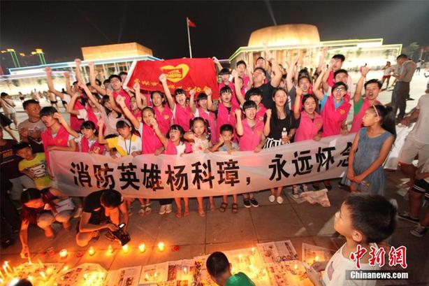 广西玉林一消防员救火中牺牲 五楼坠落仍紧抱孩子