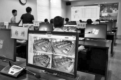 高考首日大学生为考生送西瓜特警持枪“保驾”