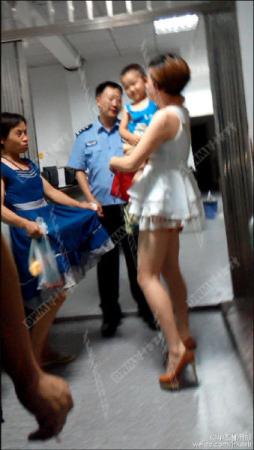 小男孩当街哭闹不停 姑妈被当人贩遭暴打(图)