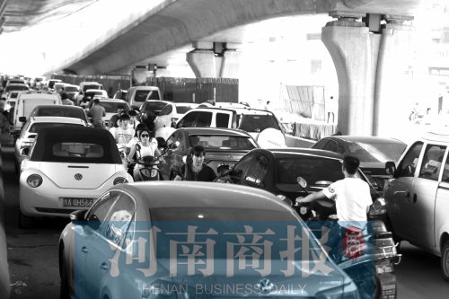郑州陇海快速路一层被“霸占” 为防乱停路面撒钢钉