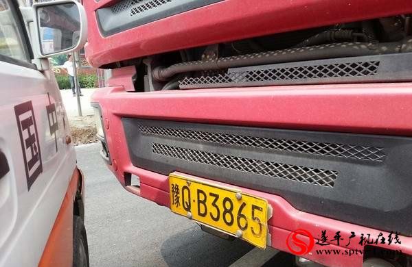 两辆载重逾百吨的大货车 被遂平运管部门查扣