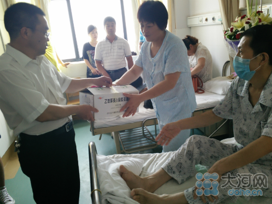 开封割肝救夫女子出院 552克肝在丈夫体内长到1千克
