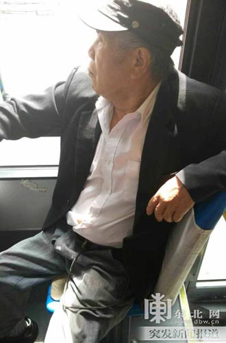 女孩公交车上未让座 被老人扇耳光